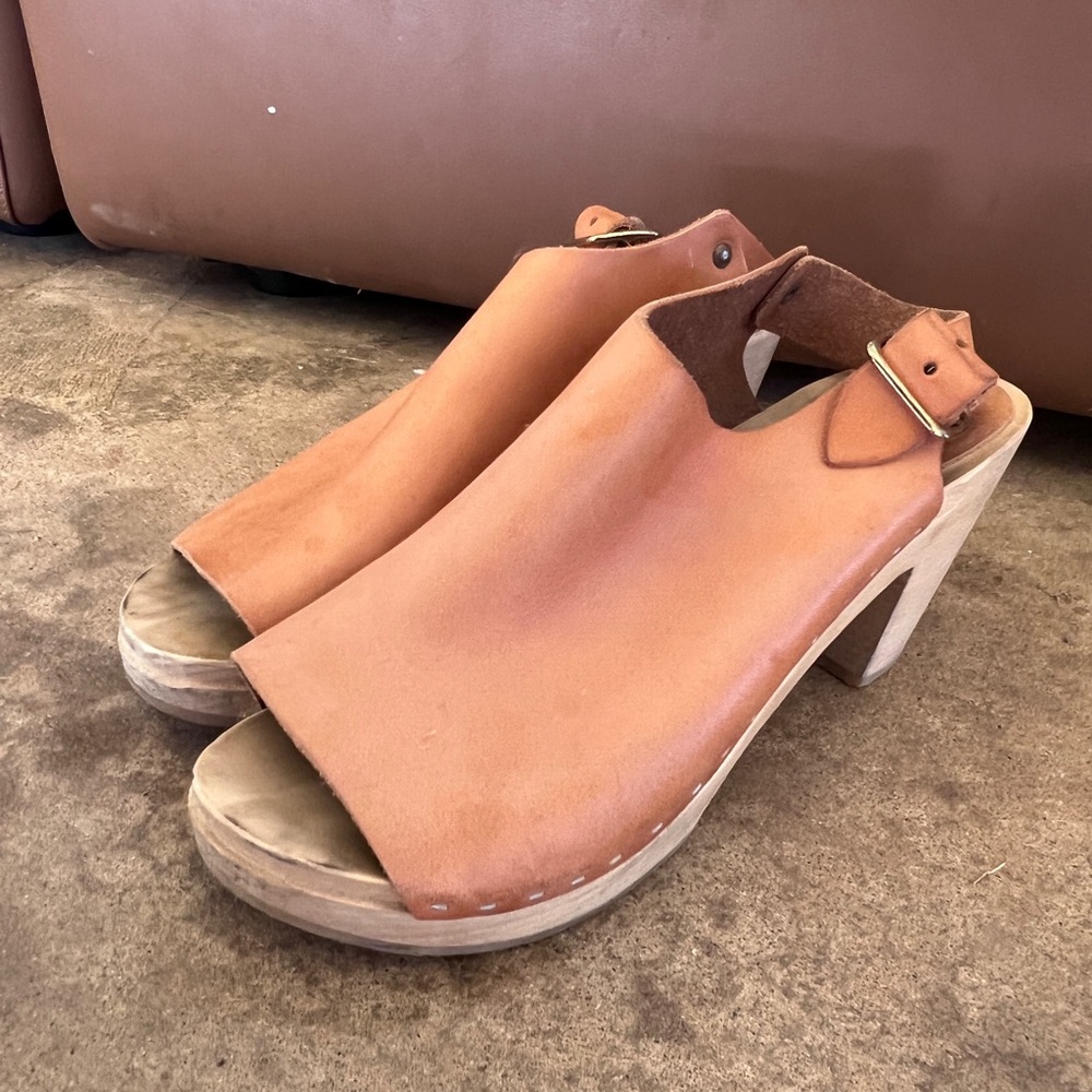 Bryr strap back clog heel
